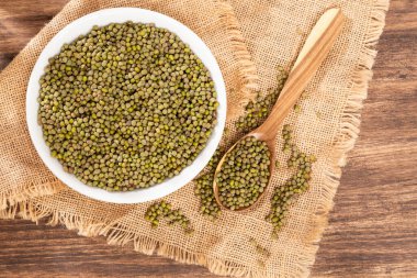 Vigna Radiata - Çiğ organik yeşil mung fasulyesi