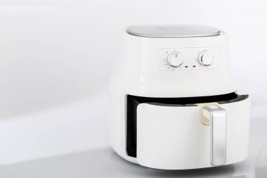 Air Fryers - Yemek Pişirmek İçin Sıcak Hava Dolaşımı; Tarafsız Arkaplanda Fotoğraf
