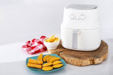 Air Fryers - Yemek Pişirmek İçin Sıcak Hava Dolaşımı; Tarafsız Arkaplanda Fotoğraf