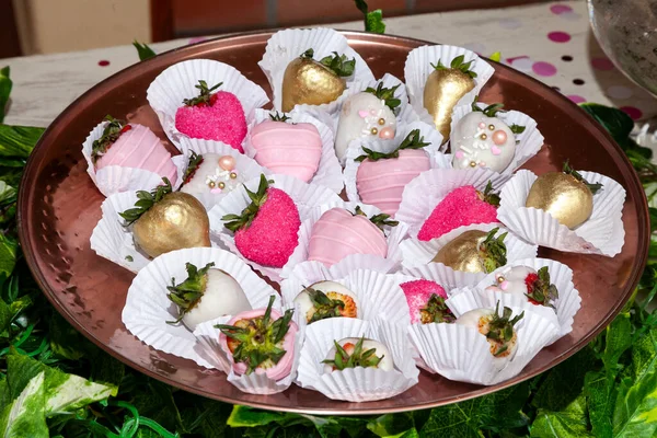 Γλυκά Και Επιδόρπια Νόστιμες Φράουλες Καλυμμένες Σοκολάτα Διαφορετικών Χρωμάτων — Φωτογραφία Αρχείου