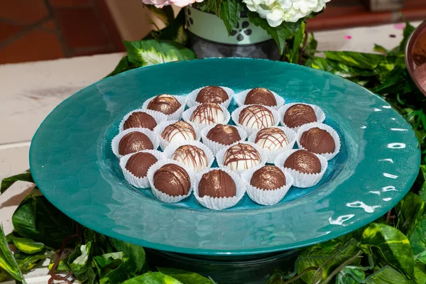 Γλυκά Και Επιδόρπια Νόστιμη Σοκολάτα Καλύπτονται Τρούφες Των Διαφορετικών Χρωμάτων — Φωτογραφία Αρχείου
