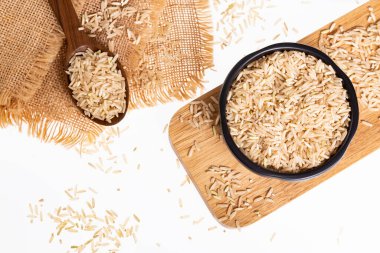 Çiğ Kahverengi Pirinç - Yiyecek İçin Temel Gevrek; Beyaz Arkaplanda Fotoğraf