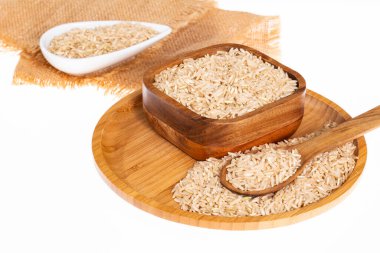 Çiğ Kahverengi Pirinç - Yiyecek İçin Temel Gevrek; Beyaz Arkaplanda Fotoğraf