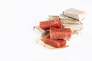 Guava Yapıştırıcısı Bijao Yaprağına Sarılı; Fotoğraf Beyaz Arkaplanda