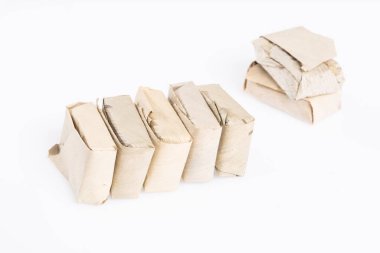 Guava Yapıştırıcısı Bijao Yaprağına Sarılı; Fotoğraf Beyaz Arkaplanda