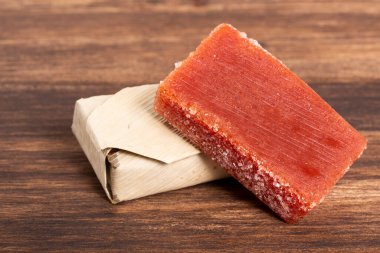 Guava Yapıştırıcısı Bijao Yaprağına Sarılı; Fotoğraf Tahta Arkaplanda