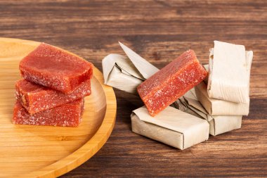 Guava Yapıştırıcısı Bijao Yaprağına Sarılı; Fotoğraf Tahta Arkaplanda