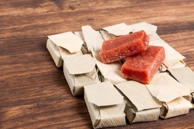 Guava Yapıştırıcısı Bijao Yaprağına Sarılı; Fotoğraf Tahta Arkaplanda