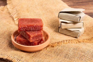 Guava Yapıştırıcısı Bijao Yaprağına Sarılı; Fotoğraf Tahta Arkaplanda