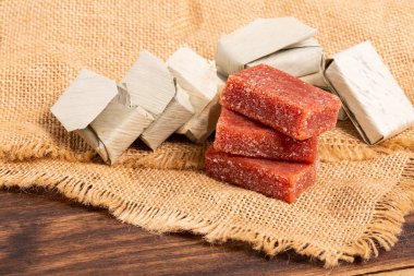 Guava Yapıştırıcısı Bijao Yaprağına Sarılı; Fotoğraf Tahta Arkaplanda