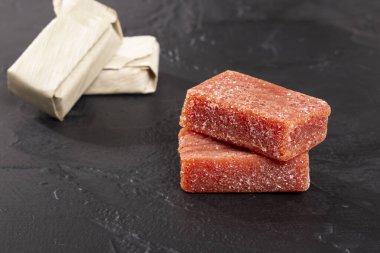 Guava Yapıştırıcısı Bijao Yaprağına Sarılı; Fotoğraf Siyah Arkaplanda