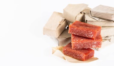 Guava Yapıştırıcısı Bijao Yaprağına Sarılı; Fotoğraf Beyaz Arkaplanda