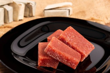 Guava Yapıştırıcısı Bijao Yaprağına Sarılı; Fotoğraf Tahta Arkaplanda