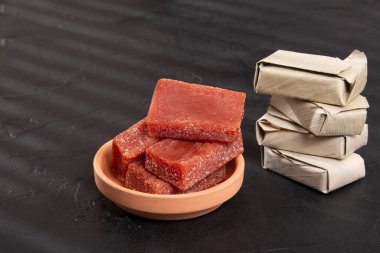 Guava Yapıştırıcısı Bijao Yaprağına Sarılı; Fotoğraf Siyah Arkaplanda