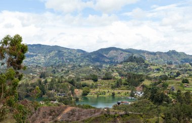 Dağlarla, Göl 'le ve Mavi Gök' le Beyaz Bulutlarla Güzel Manzara