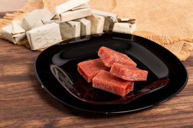 Guava Yapıştırıcısı Bijao Yaprağına Sarılı; Fotoğraf Tahta Arkaplanda