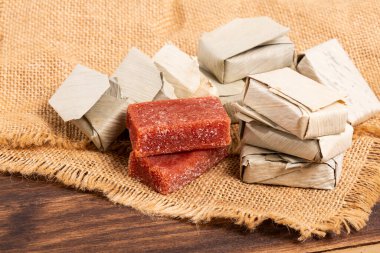 Guava Yapıştırıcısı Bijao Yaprağına Sarılı; Fotoğraf Tahta Arkaplanda