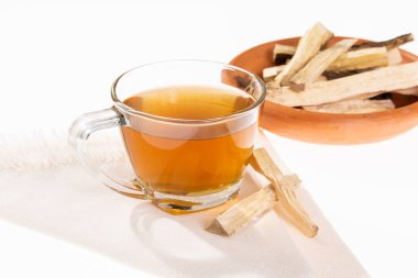 Quassia Amara - Quassia Tıp Tesisinin İçecek Kökleri; Beyaz Arkaplanda