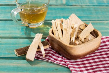 Quassia Amara - Quassia Tıp Tesisinin Kökleri; Ahşap Arkaplanda