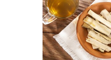 Quassia Amara - Quassia İlaç Fabrikasının Kökleri; Metin İçin Beyaz Boşluklu Ahşap Arkaplanda