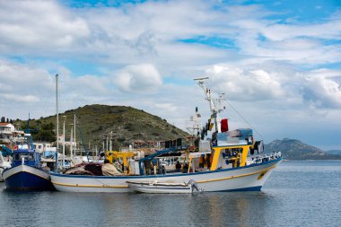 Küçük marinada balıkçı tekneleri. Pachi, Megara, Yunanistan