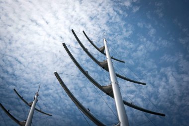 Bir Yatta ringa kemiği ve Radar İletişim Kulesi gibi direkler. Bulutlar ile mavi gökyüzünde güvenlik kamerası ve navigasyon ekipmanları, radar ve antenler ile lüks beyaz yat detay