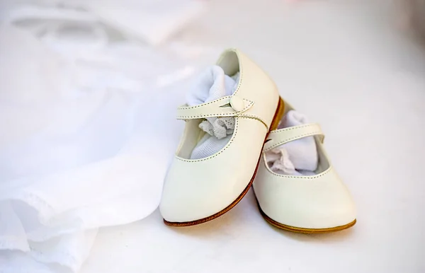 Kleine Baby Meisje Schoenen Kant Jurk Als Achtergrond — Stockfoto