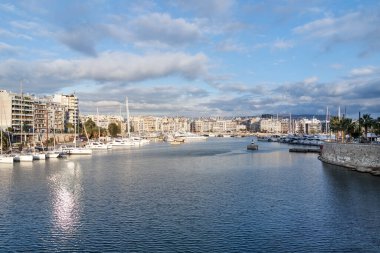 Marina Zeas, Pire, Yunanistan