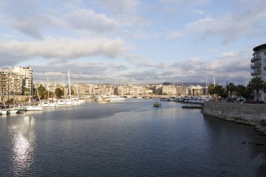 Marina Zeas, Pire, Yunanistan