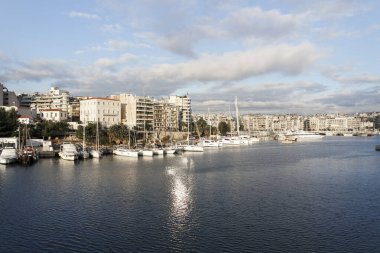 Marina Zeas, Pire, Yunanistan
