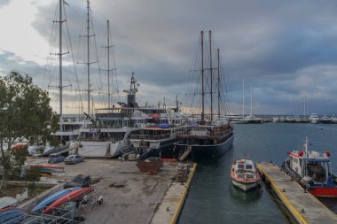 Marina Zeas, Pire, Yunanistan