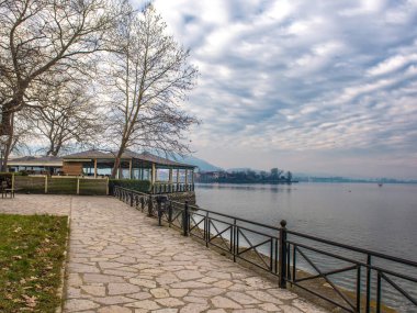 Pamvotis Gölü 'nde kış. Yaya ve bisikletliler için restoran ve boş cadde. Epirus, Yunanistan