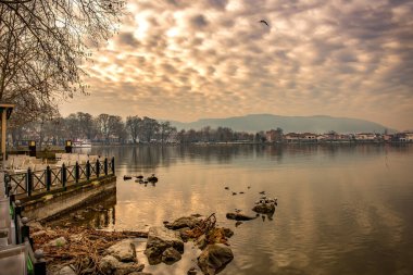 Gün batımında Pamvotis Gölü ve Ioannina Şehri 'ne bakın. Yunanistan