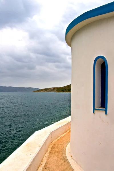 Bir Yunan Adasında Dramatik Bir Gökyüzü Altında Deniz Küçük Bir — Stok fotoğraf