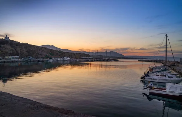 Widok Mały Port Rybacki Rafina Miasta Zachodzie Słońca Grecja — Zdjęcie stockowe