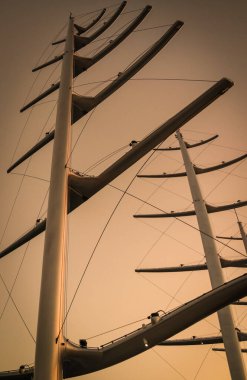 Lüks bir yatın direkleri gibi..