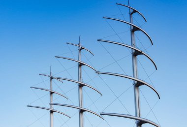 Lüks bir yatın direkleri gibi..