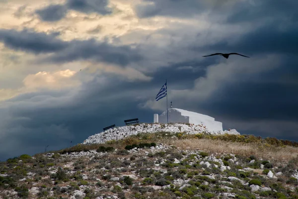 Tepede Duran Küçük Beyaz Yunan Şapeli Dramatik Bir Gökyüzünün Altında — Stok fotoğraf