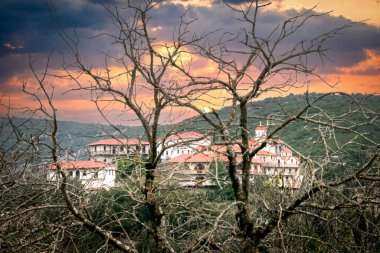Kernitsis Manastırı, Nympassia 'nın 2 km kuzeyinde ve Vitina köyünün 6 km kuzeyinde. Arcadia, Kernitsa, Yunanistan.