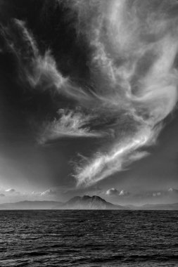 Terk edilmiş küçük bir ada ve üzerinde büyük bir bulut