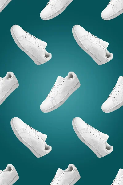Fehér Cipők Mintázata Zöld Háttérrel Elszigetelve Sportos Pár Cipő Mockuphoz — Stock Fotó