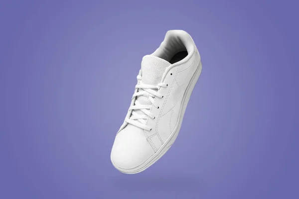 Vista Alto Angolo Sneaker Bianca Isolata Sfondo Viola Molto Peri — Foto Stock