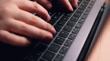 Kadın elleri dizüstü bilgisayardaki yazı yazma metnini kapatır.