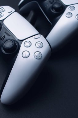 Sony Playstation 5 İleri Genel Konsolu. Çift duyu kontrolörü. Sadece oyuncular için. Playstation kesildi.