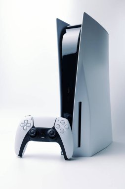 Sony Playstation 5 İleri Genel Konsolu. Çift duyu kontrolörü. Sadece oyuncular için. Playstation kesildi.