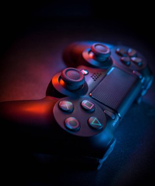 Siyah arkaplanlı Playstation 4 Gamepad. Renkli ışıklar. Sony PS4 Dualshock V2. Stüdyo Çekimi.