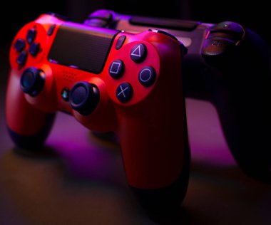 Renkli arka planda Playstation 4 Gamepad 'leri var. Sony PS4 Dualshock V2. Stüdyo Çekimi.
