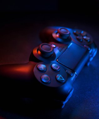 Siyah arkaplanlı Playstation 4 Gamepad. Renkli ışıklar. Sony PS4 Dualshock V2. Stüdyo Çekimi.