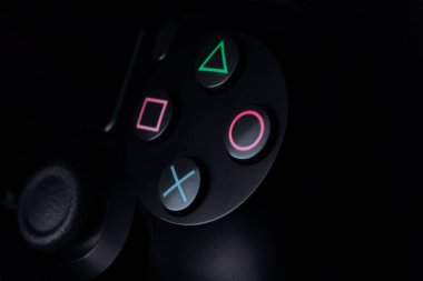 Siyah arkaplanlı Playstation 4 Gamepad. Renkli ışıklar. Sony PS4 Dualshock V2. Stüdyo Çekimi.
