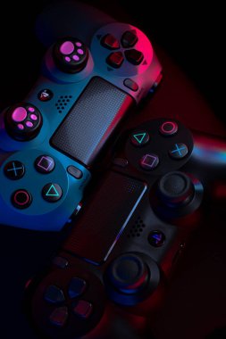 Siyah arkaplanlı Playstation 4 Gamepad. Renkli ışıklar. Sony PS4 Dualshock V2. Stüdyo Çekimi.